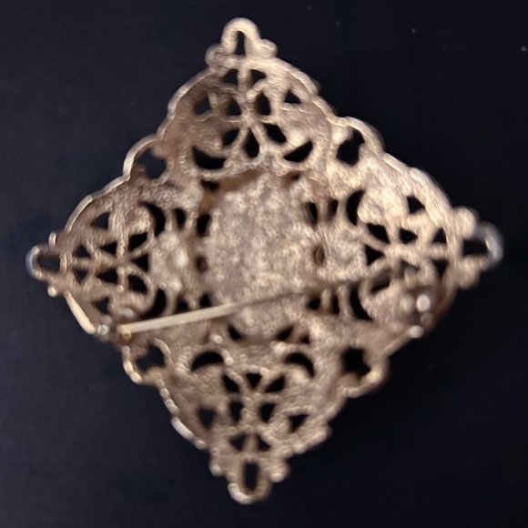 Vintage GOLDTONE INTRICATE DESIGN green RHINESTONE BROOCH - Picture 2 of 4